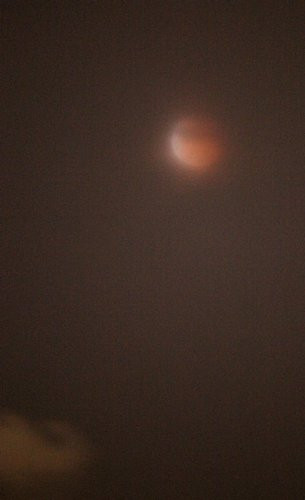 雲間の皆既月食＠千葉・犬吠埼。300mmF2.8IS,4sec,ISO6400 #5D2