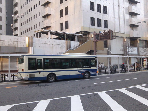 名古屋駅しゅうへんの道路上に、市バス乗り場が設けられました。各乗り場には交通局職員がおり、バス乗り場の質問に答えています。
