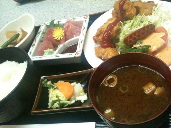 はじめてきたー。刺身な日替わり定食のはずなのにカツがたっぷり。 / 麒麟亭なう http://4sq.com/aSubR7
