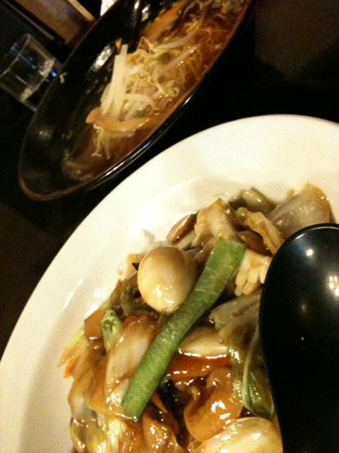 客層的に煙たい＞＜ 醤油ラーメンと中華飯うまい。 / 紅金龍なう http://4sq.com/cgC0DR