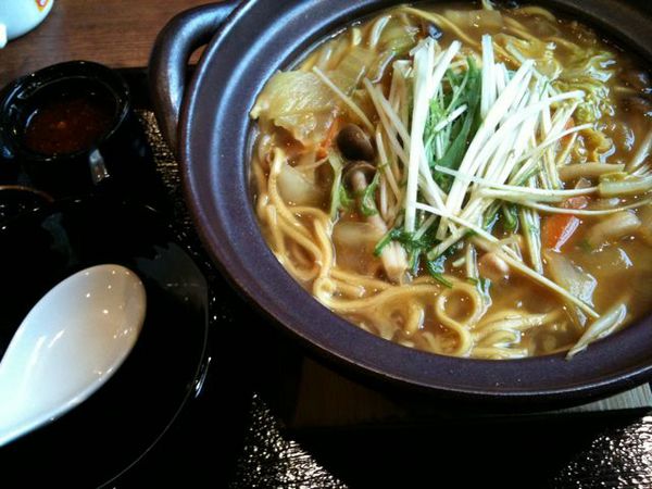 鶏のあっさり鍋焼きカレーらーめん、特製塩ラー油がぜんぜん辛くないけどうまうま。ひさびさに揚げぎょうざ食べたうまうま。麺屋ここいち。 http://4sq.com/czQDBd