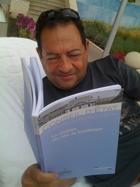 Au bord de la piscine je lis le rapport bioethique du CE lol