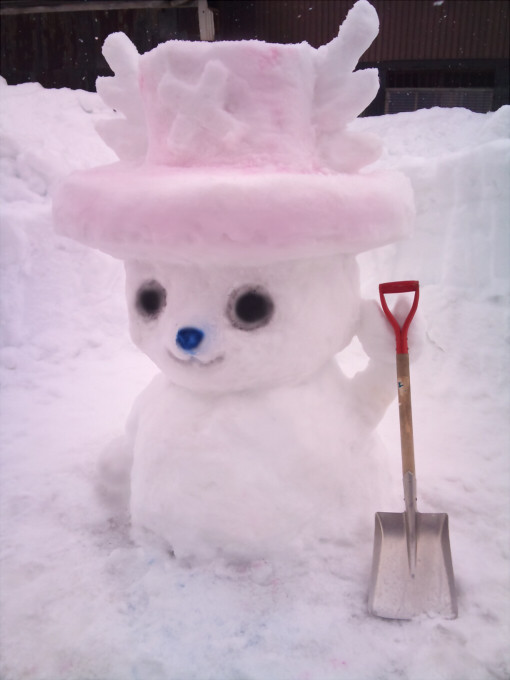 帰省した兄が残していったワンピースのチョッパーの雪像。でけぇ！