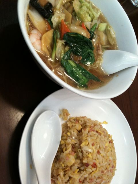 五目ラーメンと五目チャーハンのセット。中華にしてはあっさりしてる。 / 中国料理 東方紅なう http://4sq.com/7h2xxr
