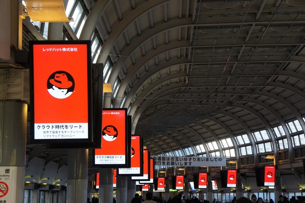 レッドハットが品川駅 44面をジャック！