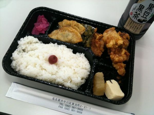 これで500円はちょっと高いかなぁ。ほんとは他にいろいろおまけがつくんだけどいらないって断わってるからしょうがないかな。 / べんとう屋なう http://4sq.com/aKf1qo