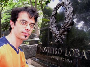 Enviando um email ao Monteiro Lobato. Cemitério da Consolação, São Paulo - SP.