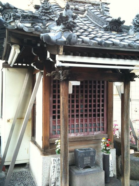 那古野地蔵堂なう http://4sq.com/h8vAE6