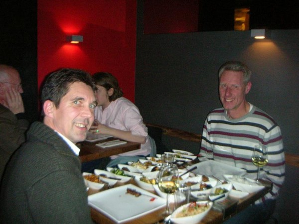 Etentje in Indonesisch restaurant Blauw in Utrecht; onze tafel staat vol met heerlijke gerechten. 