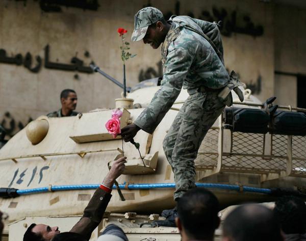 Great Picture Depicting the Respect for the Egyptian army by its citizens.