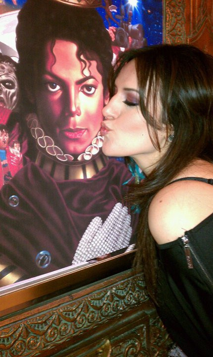 Here is a pic of me at the "Hollywood Tonight" MJ video shoot being funny on Mon.  #MichaelJackson #MJFAM #Michael 