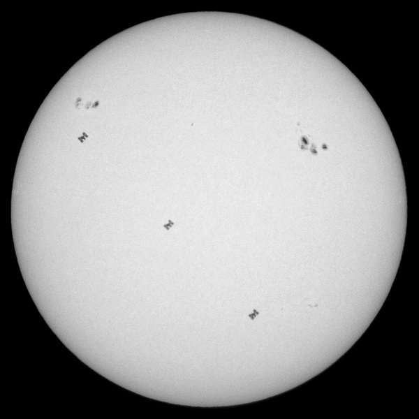国際宇宙ステーション太陽面通過。右下から左上へ移動。2011年3月5日13時33分25秒。モータードライブ全速で3コマだけ写ってたのを合成（迫力ない）。最後のコマだけシーイングがよかったみたい。