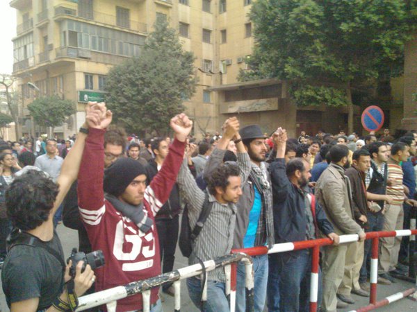 Cordon formed by protesters to guard others from thugs. #Lazoghly