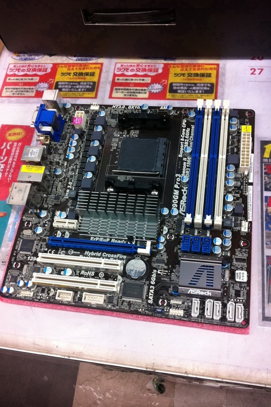 AMDの8コアCPUに対応するというASRockのSocket AM3+マザー 890GM Pro3 R2.0が発売。ソケットの色がグレーになっている。価格は11800円。