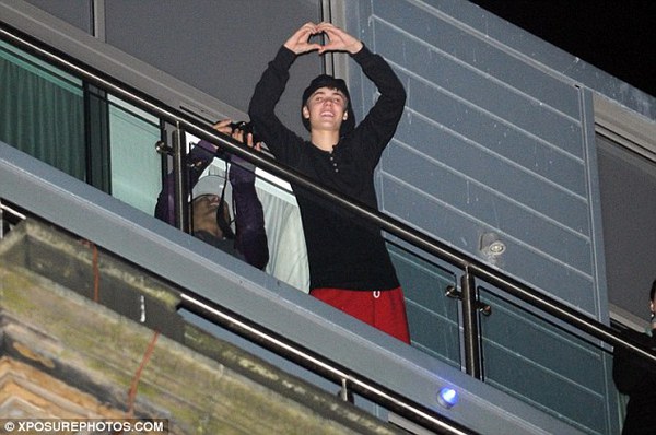 Justin saying Hi to Liverpool beliebers on the balcony at his hotel :) 