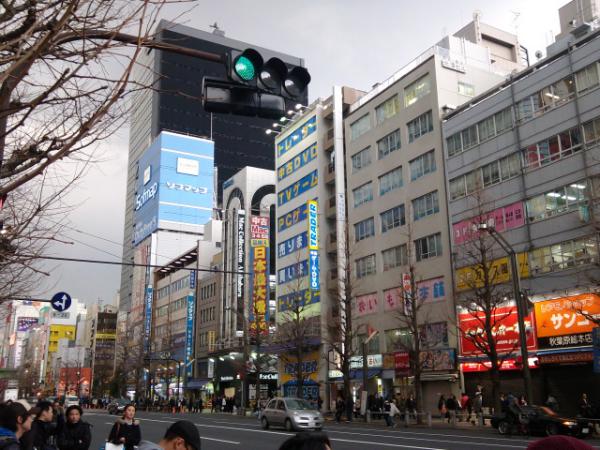 秋葉原のホビー系はだいたい閉店。信号は動いている。地域停電はない。鉄道は停止中。飲食店ほぼ閉店。UDXのプロント、タリーズ、中央通り側すき家、エクセルシオール営業中 #akiba