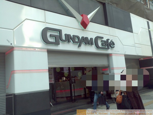 ガンダムカフェもシャッター少しおろして休業。  