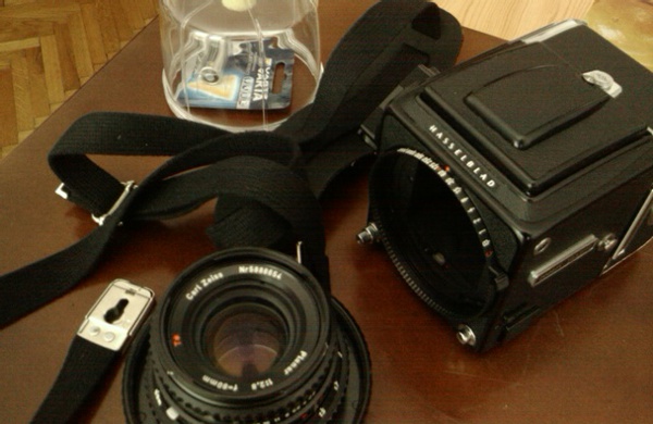 с утра забрал на почте Hasselblad. красавец. 