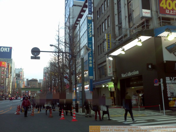 中央通り沿いのソフマップAKIBA DutyFreeからソフマップ MacCollectionまでの歩道は封鎖され、車道に臨時歩道ができ、警官監視中。  