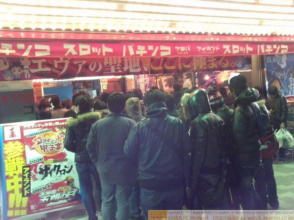 パチンコ アイランド前に100人超の集団あり。店員が「交換でお待ちの人はこちらへお並びください」などと案内している。