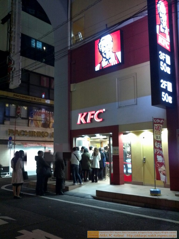 ケンタッキーフライドチキン秋葉原店に20人近い列発生。