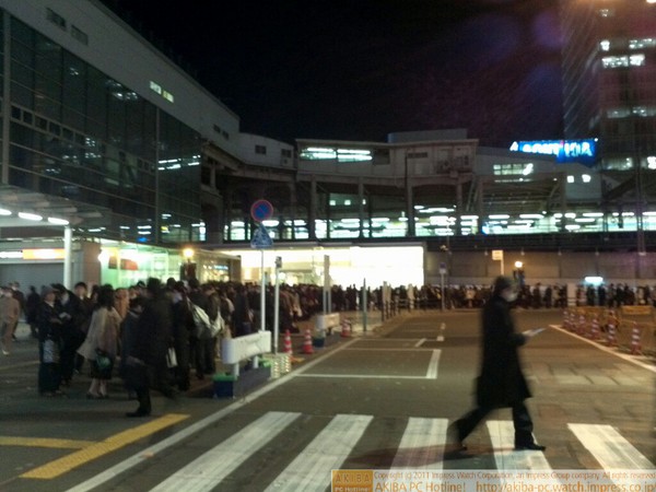 JR秋葉原駅中央口タクシー・バス乗り場には長い待ち列。