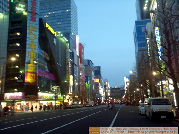 短縮営業ですでに閉店したショップもあるため若干暗いが、中央通りの電光看板や照明などに大きな変化はなし。