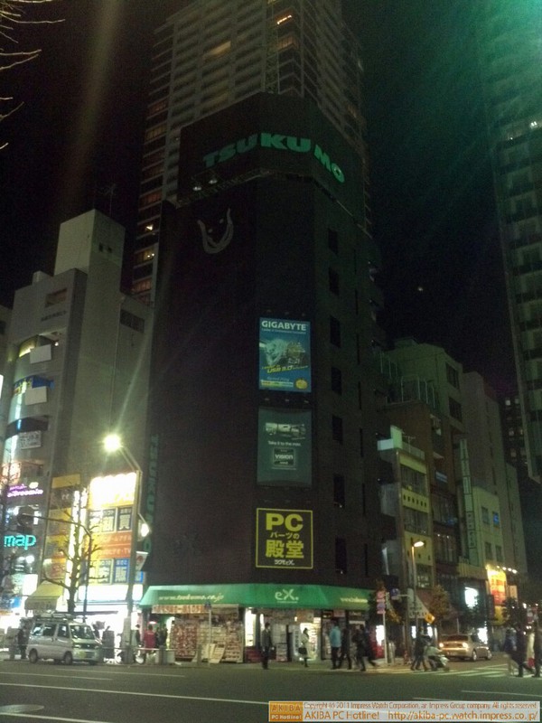 ツクモex.は営業しているが節電対応で外の照明もすべて切っており、外から見ると真っ黒。