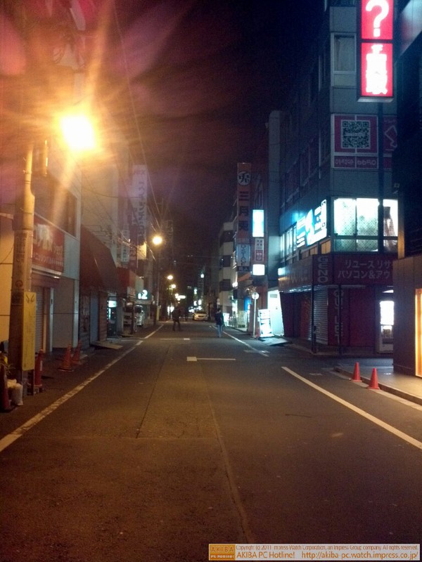 19時過ぎに裏通りは人もまばら店舗照明もだいぶおちて寂しい感じに。