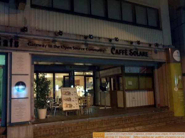 リナカフェは外の照明とテラスの照明は落ちてるが通常営業中。