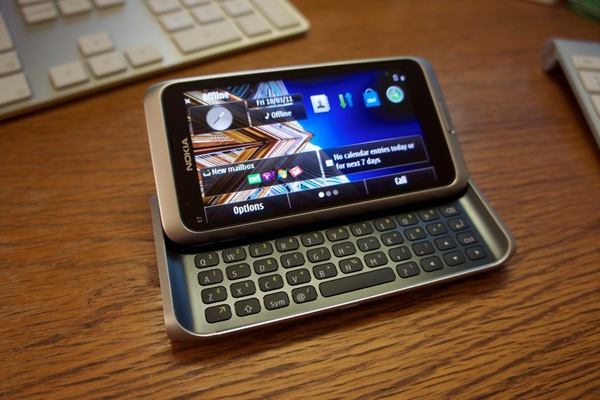 Ok, the Nokia E7 is incredibly impressive hardware. Gorgeous, beautiful keyboard mechanism. http://twitpic.com/4ant15 
