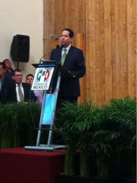 Foto: @eruviel_avila agradece su registro como precandidato único. #EruvielGobernador 
