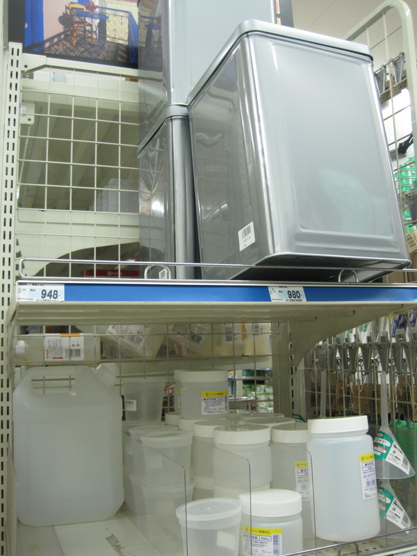 水用、油用とも、大型ポリタンクは土曜に完売、入荷予定未定。とりあえず最後の１個の４Lタンクを買って他のを物色。