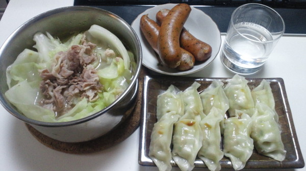 と、餃子。完成。そういえば今日何も食べてないや。いたらきまふ。
