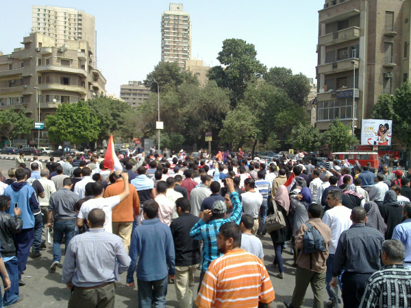 March heading to Tahrir from Giza rapidly increasing. Very reminiscent of #Jan28 marches.