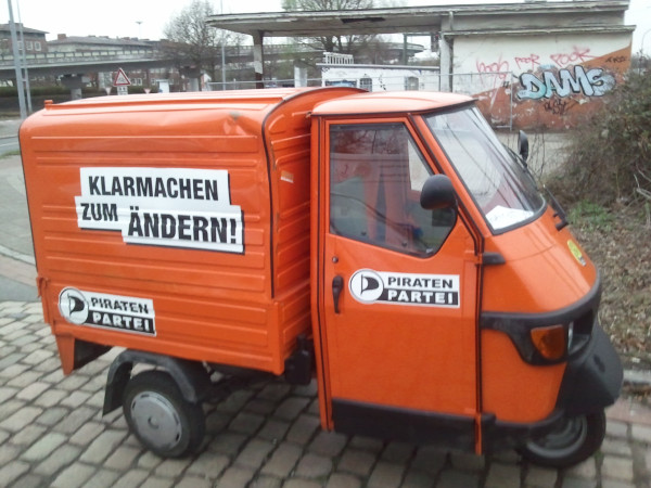 Der @Chaoscommander hat heute mit mir Fahren geübt, immer im Kreis. Mir ist immer noch schwindlig. @PiratenBremen
