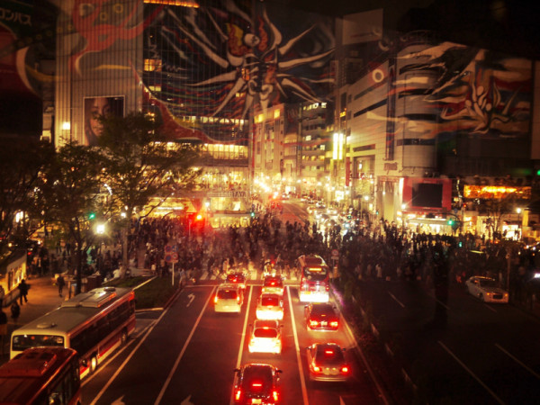省エネ中な渋谷を撮ろうと思ったら手前の「明日の神話」が写り込んで地獄絵図のようになってもうた。