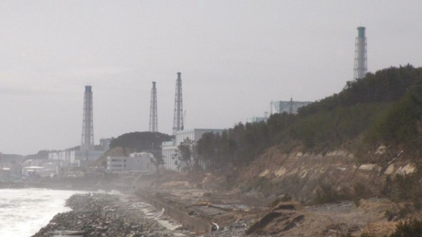 福島第一原子力発電所 北側からの写真です。放射線レベル的には空間線量は5μSv/h程度。地面は場所によっては20μSv/hはありました。原発を生で見るとまさに要塞です。津波だけが悔やまれます。他の原発は過剰投資してでも防御して欲しい。