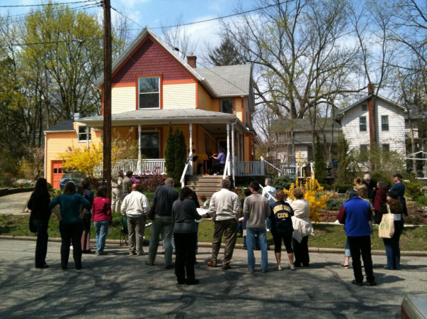 @a2chronicle Cherry St.: Waterhill Music Festival. John Madison playing to a packed... street. 