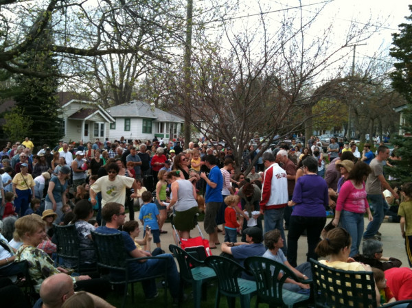 @a2chronicle 712 Miner: Los Gatos getting the neighborhood dancing! #waterhillfest 