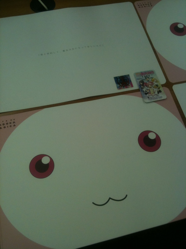 明日から始まる「まどか☆マギカカフェ」！ランチョンマットやカードがもらえるよー！(･∀･)ﾉ http://www.goodsmilecafe.jp/ #madokafe 