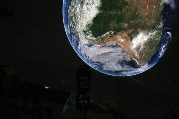 エストニアの世界初の全天球プラネタリウムにて。眼前に迫りくる地球！