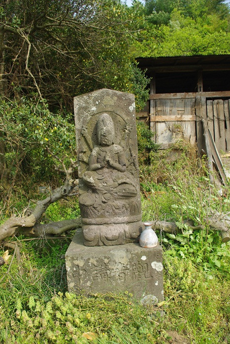 「王禅寺紀行」。石橋供養塔の近くに立っていた、馬頭観音のみごとな石仏。
