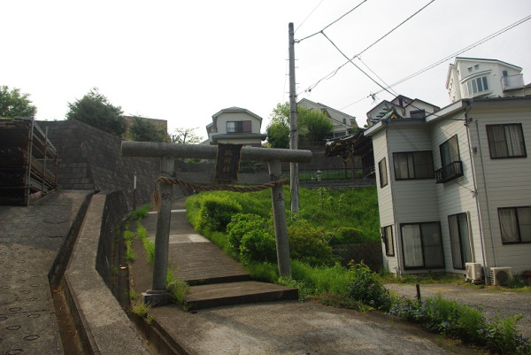 「王禅寺紀行」。いささか殺風景の立地に鎮座する「比川社」。王禅寺村の鎮守五社のひとつでかつては「第六天社」と呼ばれていたという。