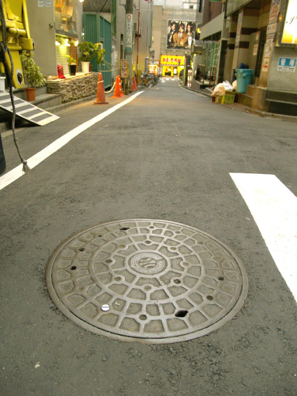 歌舞伎町２丁目で確認した東京府大久保町のマンホール蓋。まだ残っていました。  #manhotalk