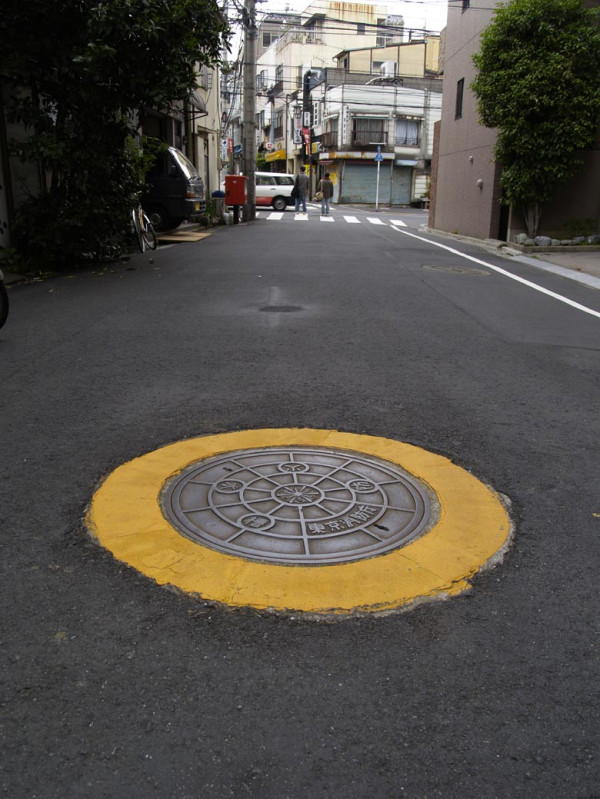 道のド真ん中に防火水槽・・レアケース？＠牛込柳町  #manhotalk  @sheistosho 