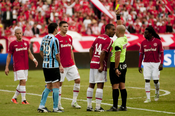 http://sul21.com.br/jornal/2011/05/renato-roeu-a-roupa-do-rei-de-roma-gremio-3-x-2-no-beira-rio/ 