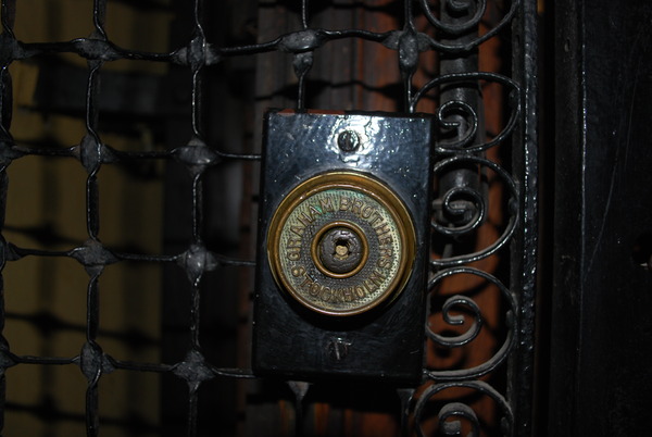 el elevador de mi casa se va caer en cualquier momento.. no es mamada miren el botón literal tiene 100 años, es solo para aventureros y suicidas nórdicos