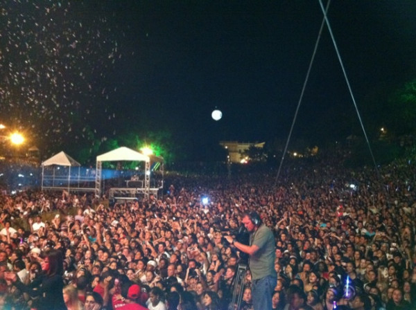 Mais de 80mil pessoas no viradao carioca na Quinta da Boa Vista no RJ! Obrigado por me fazerem tao feliz assim MEUS fãs!
