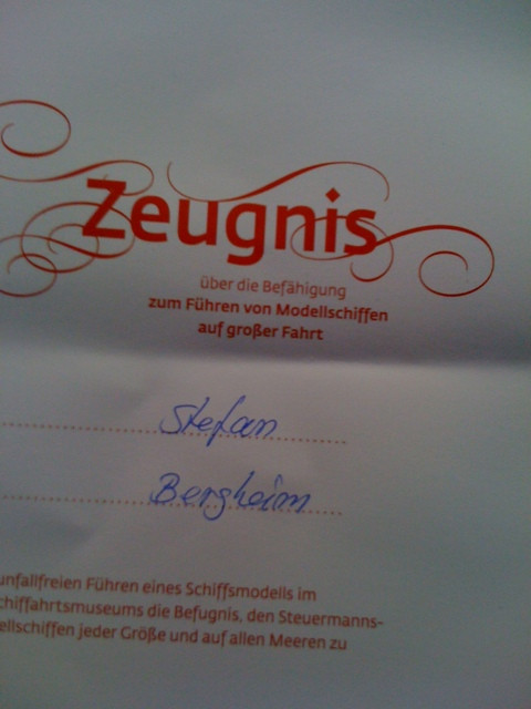 Seit heute bin ich übrigens zum Führen von Modellschiffen auf großer Fahrt befähigt! Hier mein Zeugnis...